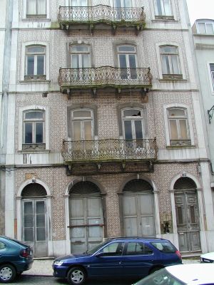 Fachada principal: três pisos inferiores