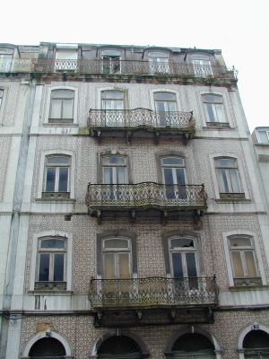 Fachada principal: quatro pisos superiores