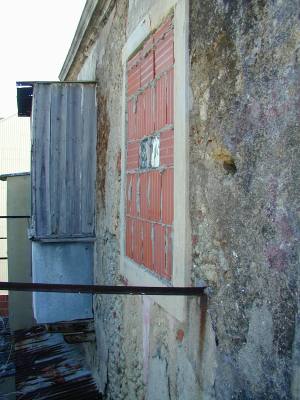 Fachada virada a poente, com vista sobre a cidade