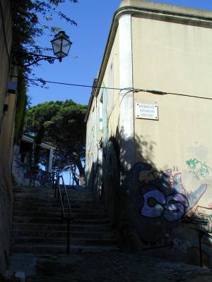Fachada do lado das Escadinhas Damasceno Monteiro