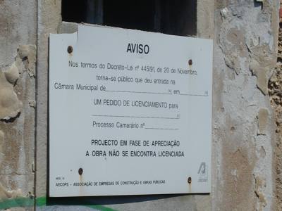 Aviso colocado sobre a porta 3