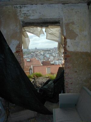 Restos mobilia no piso inferior