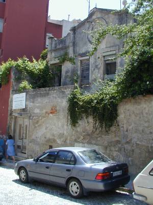 Rua com porta exterior