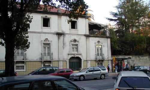 Fachada e jardim