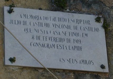 Pormenor da fachada: lapide memorial