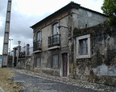 Fachada principal, com os restos da calcada
