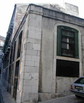 Esquina das Trav. do Almada e das Pedras Negras