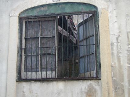 Pormenor da janela da nave industrial