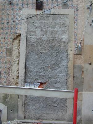 Pormenor da porta principal na Rua da Penha de Franca