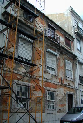 Fachada com andaimes da casa vizinha