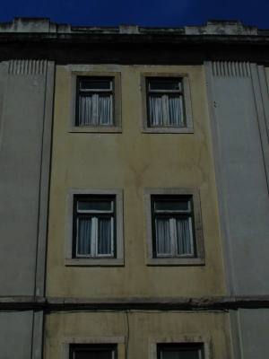 Janelas pisos superiores na rua Augusto Gil