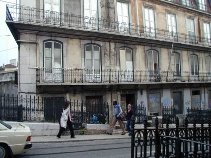 Fachada terrea para a Rua do Alecrim