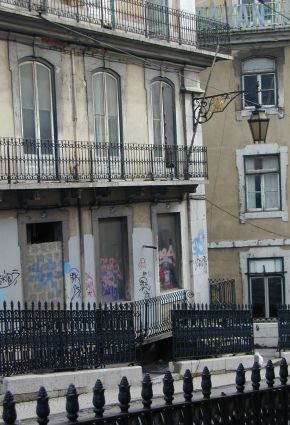 Fachada da rua do Alecrim com portas emparedadas