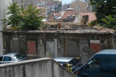 Fachada com janelas emparedadas